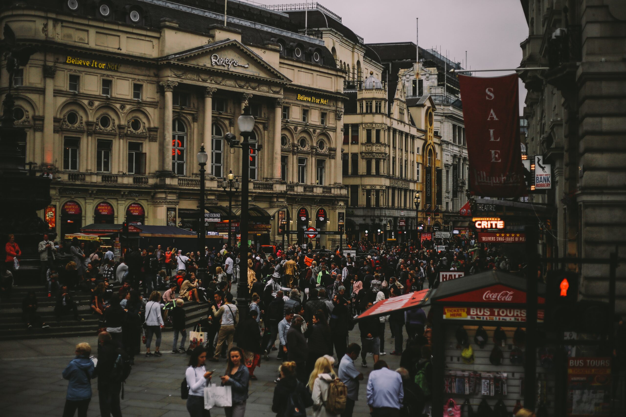London by Night - Image 6